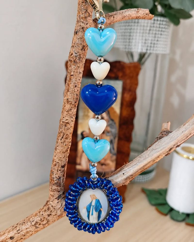 Llavero de corazones azules con medalla de la Virgen Milagrosa