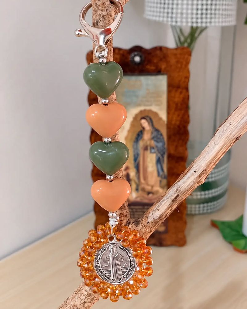 Llavero de corazones San Benito ámbar