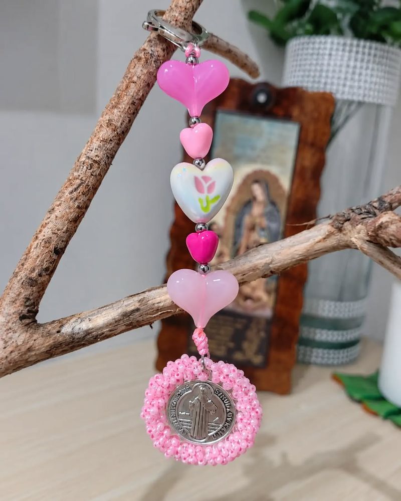 Llavero de corazones San Benito rosa