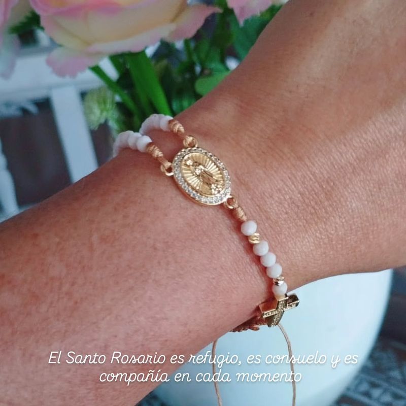 Rosario manilla ajustable blanco perla